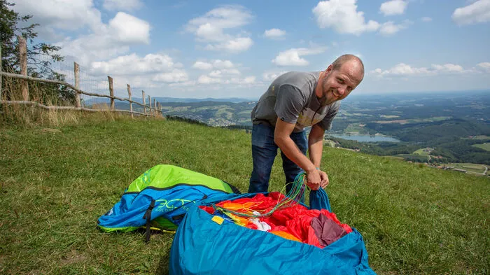 Gestartet wird am rund 900 Meter hoch gelegenen Startplatz am Osthang des oststeirischen Kulms.