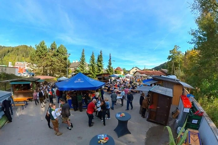 Bezirkssieger Feldkirchen. Der Himmelberger Marktplatz erwacht jeden ersten Freitag im Monat zum Leben.