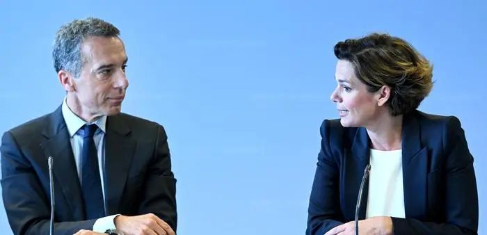 ABD0075_20220908 - WIEN - ÖSTERREICH: Der ehemalige Bundeskanzler Christian Kern und Parteivorsitzender Pamela Rendi-Wagner im Rahmen eines Hintergrundgespräches der SPÖ mit dem Titel 'Energiemarkt am Limit: Strategie für Markteingriffe auf EU-Ebene' am Donnerstag, 8. September 2022, in Wien. - FOTO: APA/ROLAND SCHLAGER