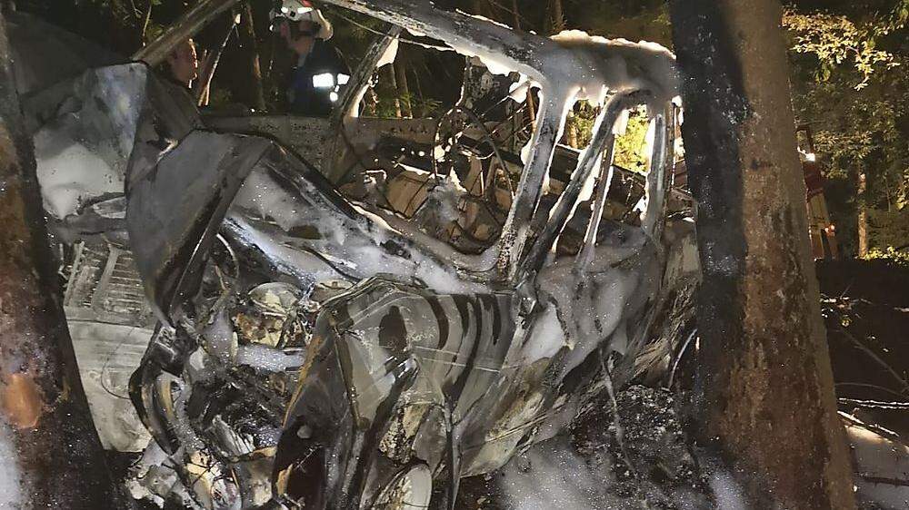 Das Fahrzeug wurde eingekeilt und ging in Flammen auf - vier  Feuerwehren waren im Einsatz