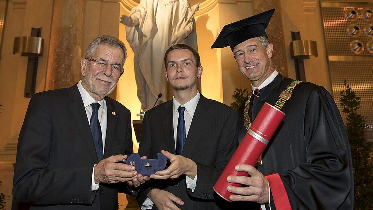 Ehrenring und Rolle: Bundespräsident Van der Bellen, Doktorand Richard Seeber, TU-Rektor Harald Kainz