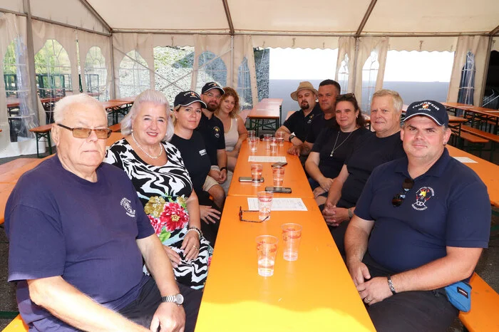Es kam auch eine Abordnung von der Partnerfeuerwehr Niederjosbach mit ihrem Altkommandanten Helmut Gräber (am Foto links) zur Jubiläumsfeier.