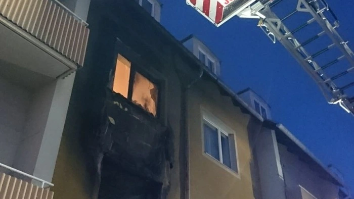 Am 1. Adventsonntag brach in einem Judenburger Mehrparteienhaus ein Brand aus, bei dem eine Wohnung komplett zerstört und die darüberliegende ebenfalls beschädigt wurde.
