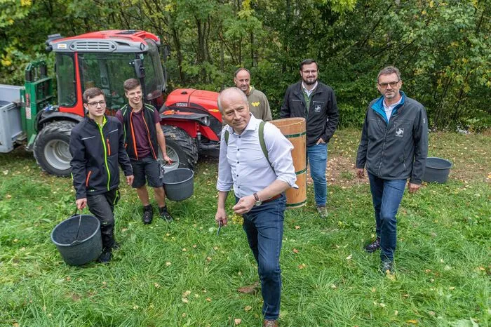 Der zuständige Landesrat Hans Seitinger mit den beiden Schülern Johannes Held und Jakob Hutter, Weingarten-Manager Gernot Lorenz, den fachlichen Leiter des Landesweinguts Karl Menhart und Direktor Reinhold Holler.
