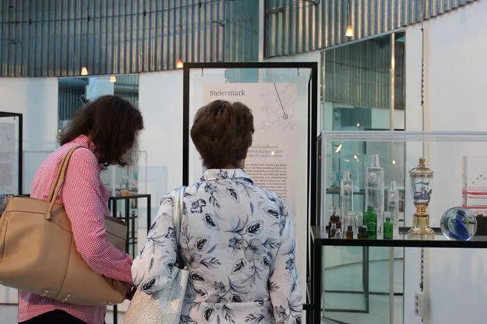 Die Ausstellung entstand im Rahmen des europäischen Projekts "Glass Works" und wurde am Institut für Kulturanthropologie und Europäische Ethnologie der Universität Graz kuratiert.