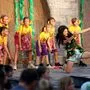 Mogli (Eva Prosek) und eine tanzwütige Bande Affenkinder hatten sichtlich Spaß auf der Bühne