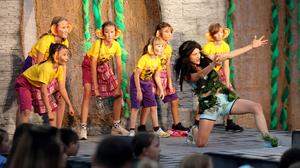 Mogli (Eva Prosek) und eine tanzwütige Bande Affenkinder hatten sichtlich Spaß auf der Bühne