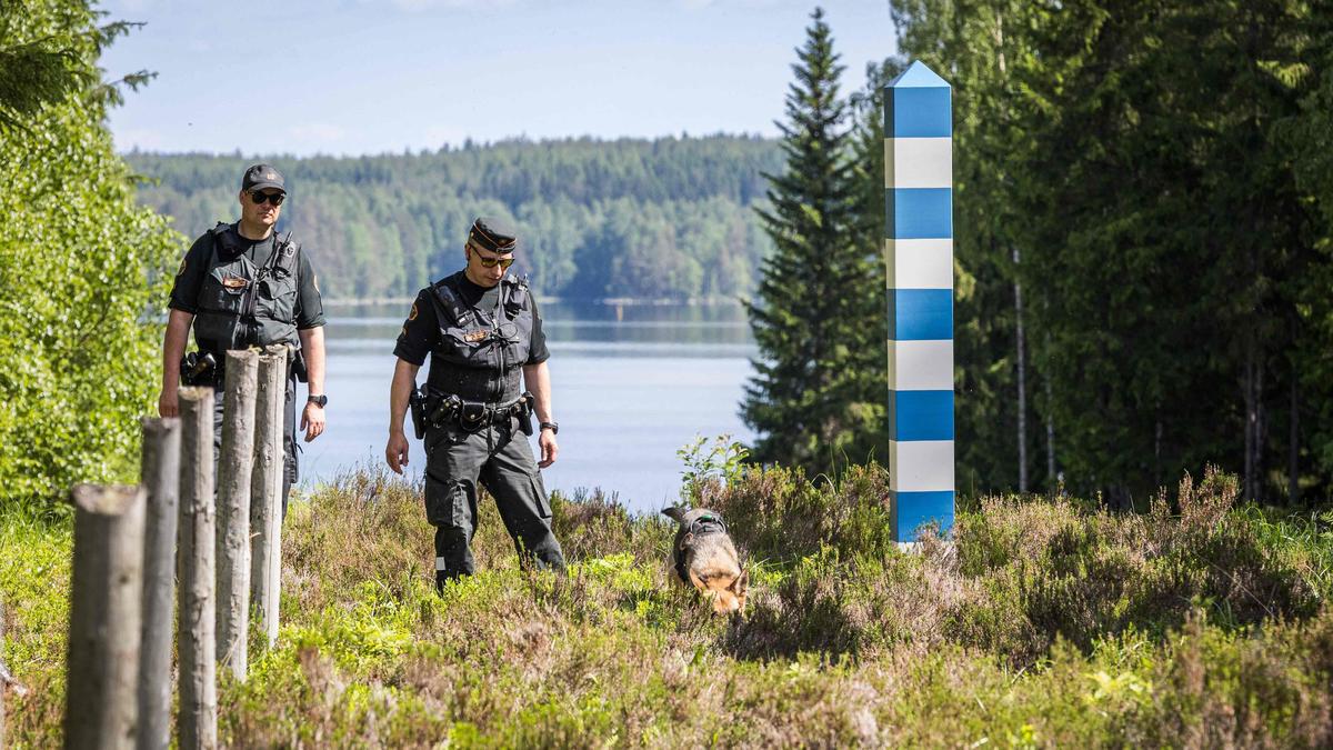 Finnlands Grenze zu Russland | Gezielt brachten Russland und Belarus Migranten an die Grenze zu Finnland. Jetzt baut man in Helsinki gesetzlich vor