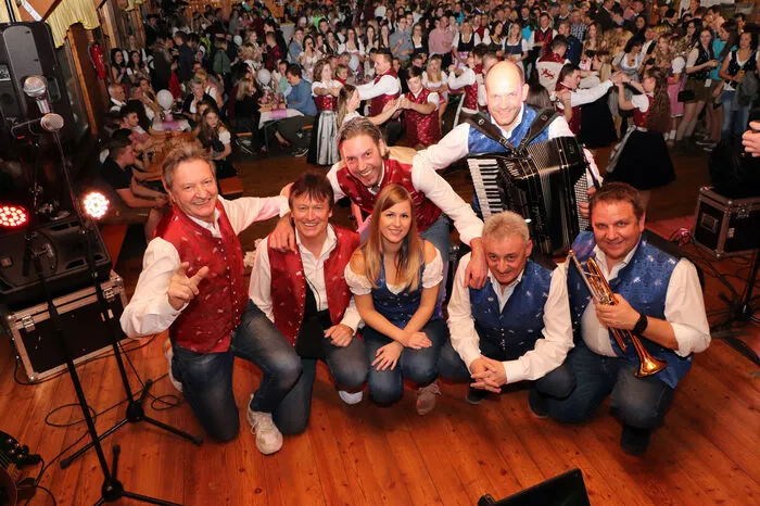 Für die Stimmung und Unterhaltung am Tanzparkett und im Kulturhaus sorgten erneut die „Die Karawanken“ mit Bert „Bertl“ Stubinger, Walter Regenfelder, Werner Egger, Joze Primozic, Josef „Seppi“ Ebner, Sonja Kohlberger und als Gastmusiker Erich Pirker.