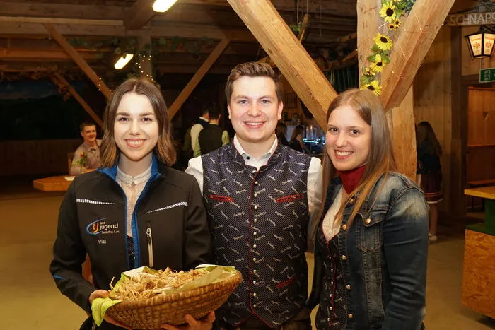 von links: Victoria Pichler mit Damenspende, Obmann Julian Sorger und Mädlleiterin Marie Bischof.