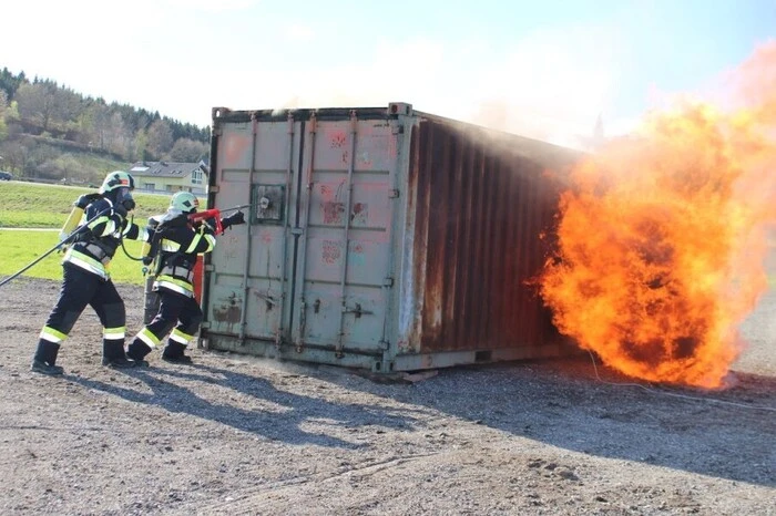 Ein besonderer Programmhöhepunkt war die spektakuläre Vorführung des bislang einzigen in Österreich im Einsatz befindlichen CCS-Cold Cutting Lösch- und Schneidegeräts "Cobra".