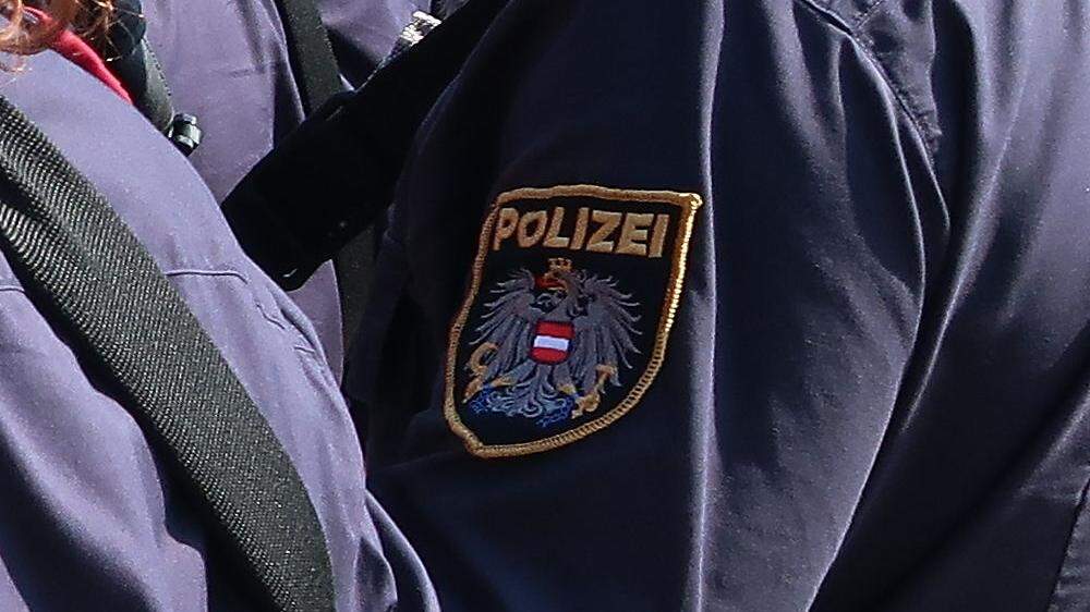 Ein leitender Polizeibeamter aus dem Bezirk Leoben wurde von der Landespolizeidirektion mit sofortiger Wirkung suspendiert. Die Untersuchung läuft.