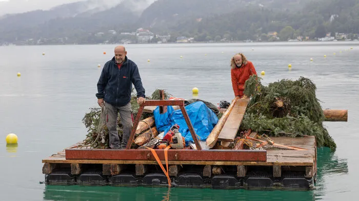 Auf dem firmeneigenen Floss wurden die Materialien transportiert.