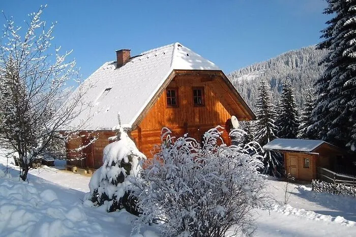 Kreuzerhütte. In der Nähe des Kärntner Skigebiets Klippitztörl liegt die Almhütte der Familie Kreuzer. Die einfache Hütte verfügt über fünf Doppelzimmer.