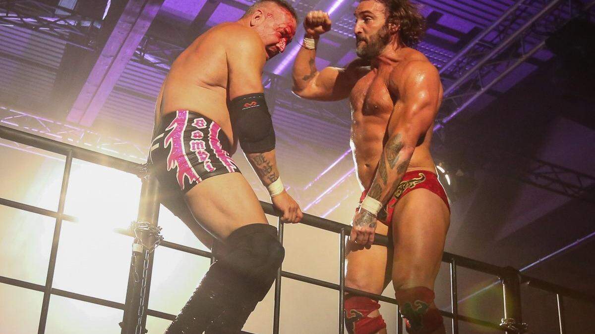 Chris &quot;Bambikiller&quot; Raaber (l.) konnte sich im Stahlkäfig gegen seinen Gegner &quot;Masterpiece&quot; Chris Masters (r.) behaupten 