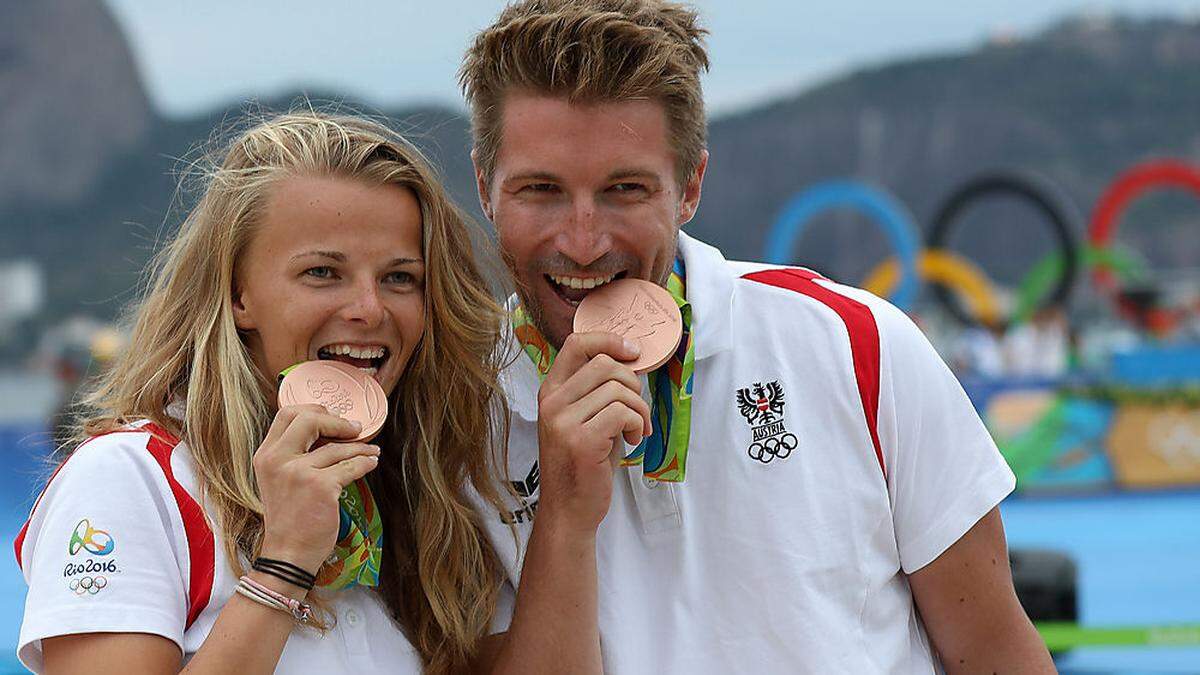 Tanja Frank (links) und Thomas Zajac (rechts) freuen sich über Bronze