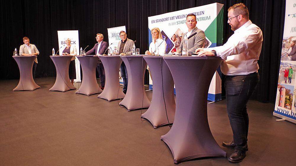 Das Podium, von links: Wintschnig (NEOS), Staber (Grüne), Koch (SPÖ), Moderator Gregor Waltl, Kaltenegger (ÖVP), Pensl (FPÖ) und Klösch (KPÖ)