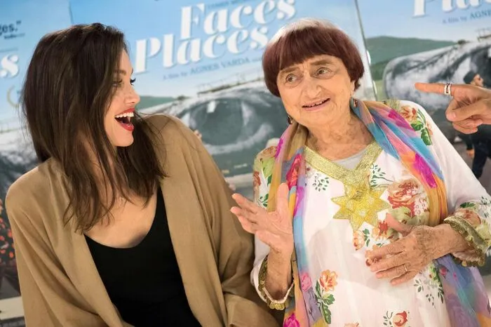 Im Film macht sich die Filmemacherin Agnès Varda gemeinsam mit dem Fotografen JR auf eine Reise durch das ländliche Frankreich. Beide teilen die Leidenschaft für Fotografie und für besondere Orte. Der Film erzählt zudem die Geschichte ihrer Freundschaft, die während der Dreharbeiten zwischen den beiden zu ihrer eigenen Überraschung entstand.