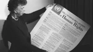 Eleanor Roosevelt 1948 mit der Menschenrechtserklärung