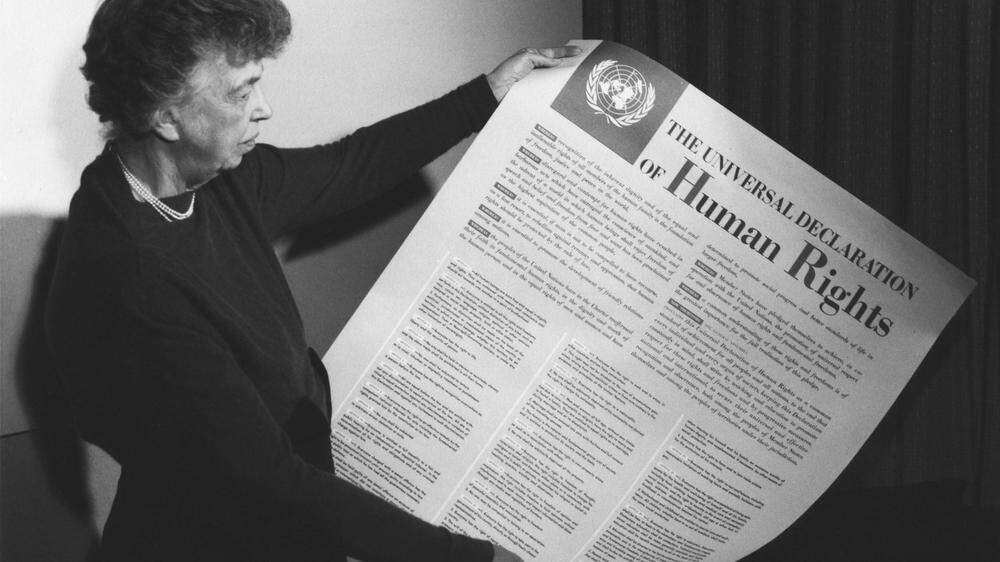 Eleanor Roosevelt 1948 mit der Menschenrechtserklärung