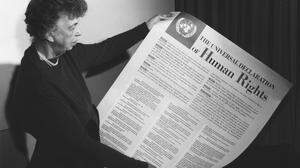 Eleanor Roosevelt 1948 mit der Menschenrechtserklärung