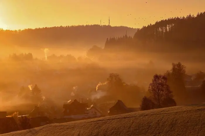 Herbstmorgen im Siegerland. Nach einer kalten Nacht liegt Nebel ueber über dem Ort Siegen-Oberschelden. Die Sonne ist aufgegangen und beleuchtet im Gegenlicht den Ort und Nebel. Herbst im Siegerland am 04.11.2024 in Siegen/Deutschland. *** Autumn morning in Siegerland After a cold night, fog lies over the village of Siegen Oberschelden The sun has risen and illuminates the village in the backlight and fog Autumn in Siegerland on 04 11 2024 in Siegen Germany
