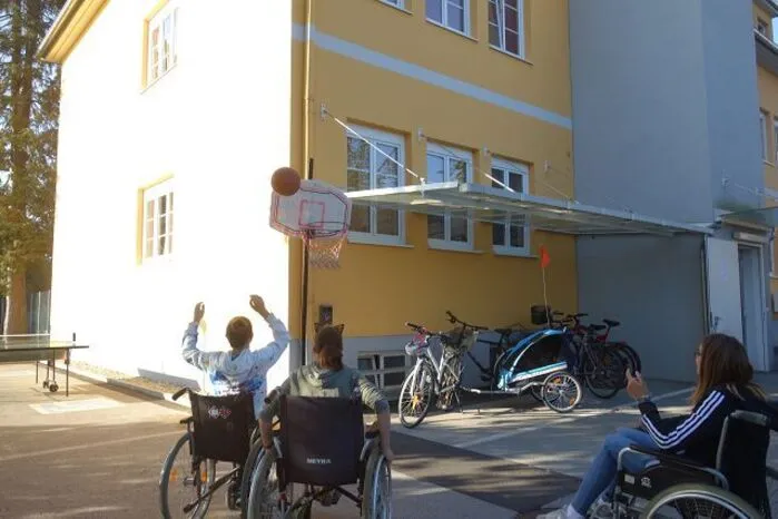 ...und großen Bällen, wie hier beim Basketball.