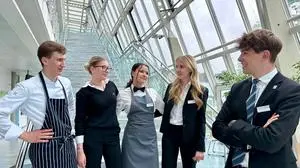 Schuluniformen stehen an der KTS Villach in der Schulordnung