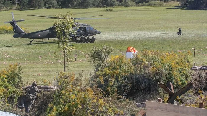 30 Soldaten, zehn Polizeibeamten, zwei Hundeführer, zwei Hubschrauber und eine Alouette (Bild) nahmen an der Übung teil.