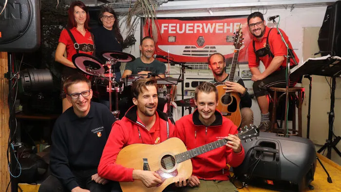 Musikalisch umrahmten die „Alpenspezis“ und in der Kellerbar das Duo „Zeitlos“ (am Foto mit dem Kellerbarteam) bis in die frühen Morgenstunden die Veranstaltung mit  zahlreichen Besucher.