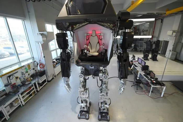 "Unser Roboter ist der weltweit erste bemannte zweifüßige Roboter und wurde gebaut, um in extrem gefährlichen Gegenden zu arbeiten, in die Menschen nicht gehen können", sagte der Chef von Hankook Mirae Technology, Yang Jin Ho.