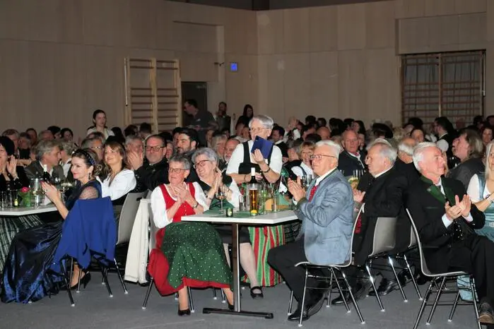 Der traditionelle Ball fand in der neuen Multifunktionshalle in Söding statt.