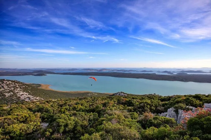 Der See von Vransko ist der größte natürliche See Kroatiens und befindet sich zwischen Zadar und Sibenik. Die Umgebung des Sees bildet das einzige Sumpfgebiet an der kroatischen Küste und wurde zu einem geschützten Naturpark erklärt. Eine weitere Besonderheit des Parks ist das Vogelschutzgebiet, welches einen fast unberührten natürlichen Lebensraum für Vögel bietet.