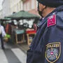 Die Polizei kontrolliert 