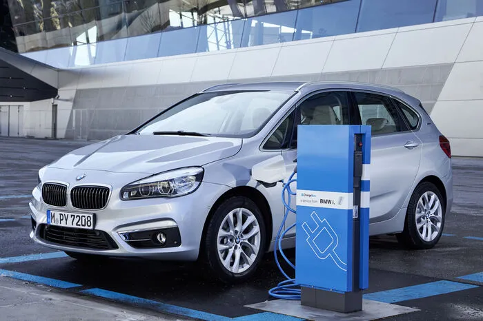 Ähnlich wie beim BMW i3 sitzt der Elektromotor beim 225xe Active Tourer an der Hinterachse, was den Kofferraum etwas einschränkt, dem BMW-Van aber Allradantrieb verpasst. Bis zu 125 km/h sind rein elektrisch möglich.Preis: ab 39.650 EuroLeistung: Dreizylinder-Turbobenziner, 1499 ccm, 136 PS. E-Motor mit 88 PS, Systemleistung 224 PSE-Reichweite: 41 kmE-Verbrauch: 11,8 kWhNormverbrauch: 2,0 lKofferraumvolumen: 400 bis 1350 LiterAbmessungen: 4342/1800/1555 mm L/B/H