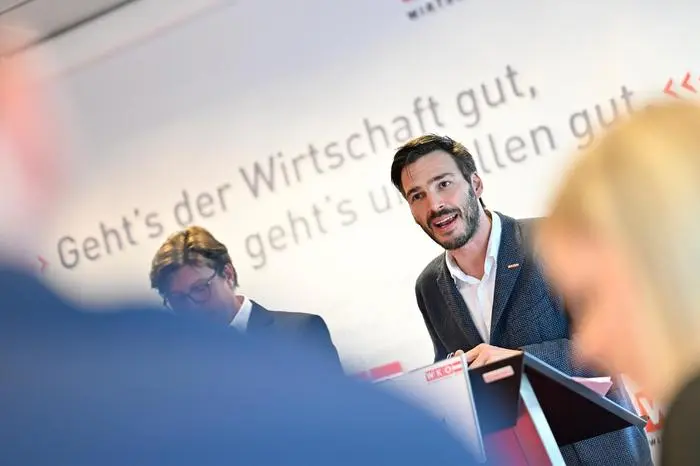 WKK/Helge Bauer

PK:
TOURISMUS.
ZUKUNFT.
KÄRNTEN.

Mag. Josef Petritsch, Spartenobmann Tourismus und Freizeitwirtschaft
•
Stefan Sternad, Fachgruppenobmann Gastronomie
•
Wolfgang Kuttnig MAS, Spartengeschäftsführer Tourismus und Freizeitwirtschaft