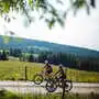 Zwei Radfahrer in der Natur am Radweg