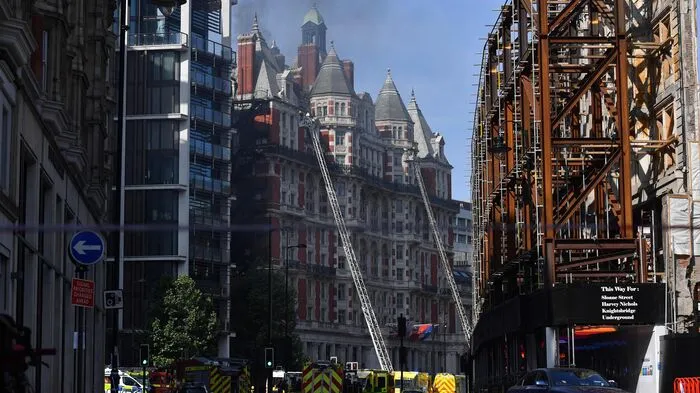 Ein Brand in einem Londoner Luxushotel ist nach einem Großeinsatz der Feuerwehr glimpflich geendet. Das Feuer im Stadtteil Knightsbridge sei schnell gelöscht worden, teilte die London Fire Brigade am Mittwochabend mit.