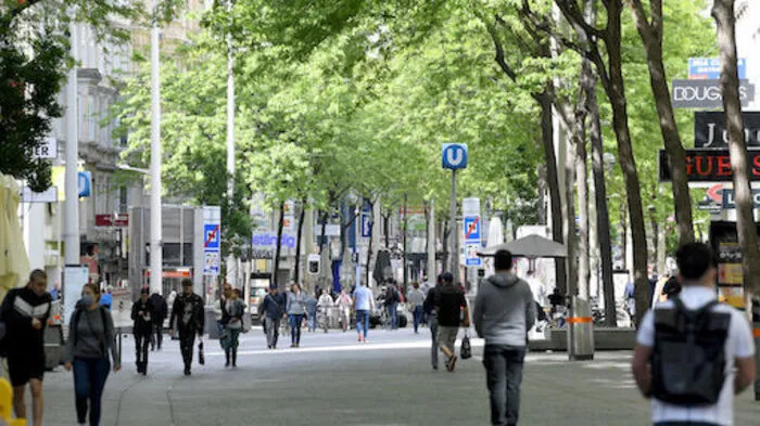 Seit wieder alle Geschäfte geöffnet haben, ist die Wiener Mariahilfer Straße wieder belebt.
