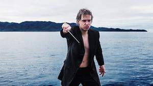 Mario Dobernig posiert als „Odysseus“ auf Maggie Island an Australiens Ostküste	 