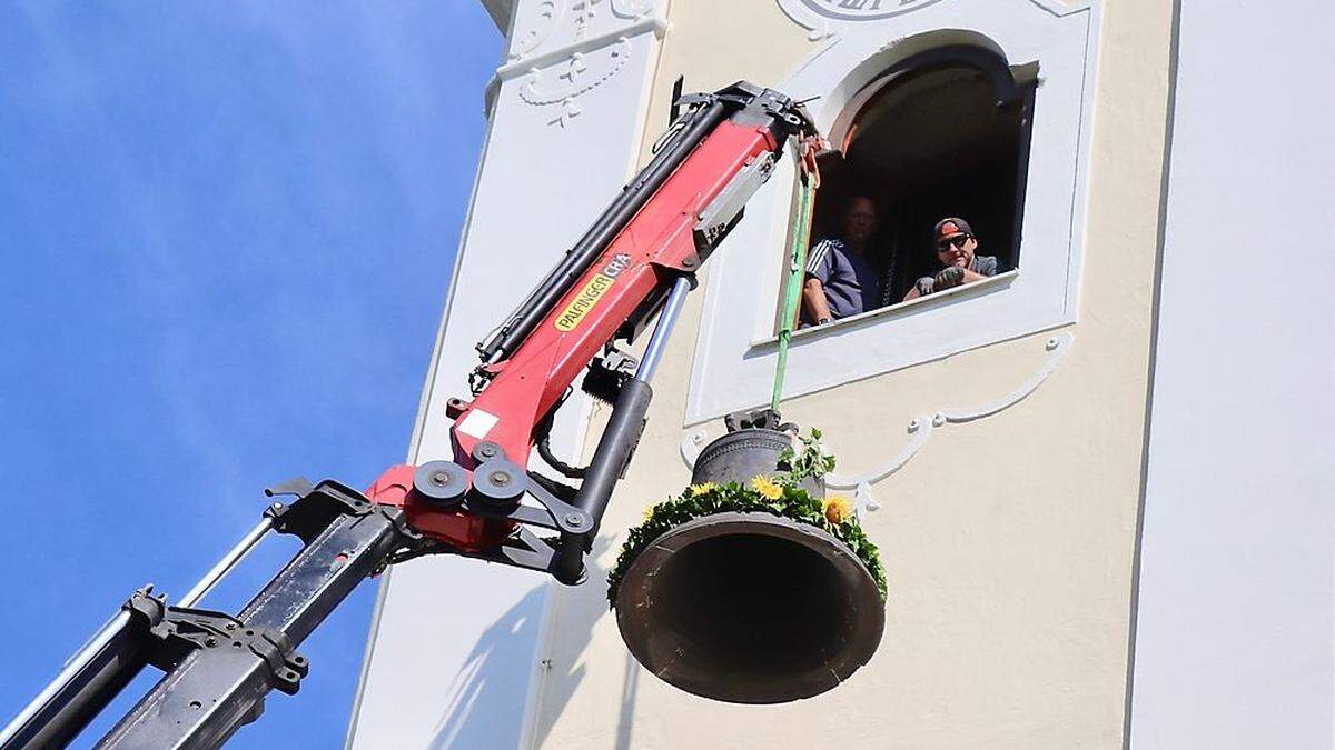 Manfred Ganster, Hans Jürgen Auerbäck und Günter Tromayer nahmen die Glocke über das Fenster am Turm entgegen.