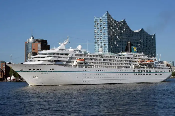 Hamburg der 22.03.2020 Archivbild Das ZDF Traumschiff MS Amadea von Phoenix Reisen befindet sich auf dem Rückweg nach Deutschland. Ein in dieser Zeit geplanter Seriendreh für die ZDF Serie Das Traumschiff musste wegen dem Cornavirus abgesagt werden. Eigentlich sollte das Kreuzfahrtschiff vor Südamerika kreuzen, fand aber keinen Hafen den das Schiff anlaufen konnte. Jetzt wird es in ca. zwei Wochen Bremerhaven anlaufen und den Atlantik passieren. Das Traumschiff darf wegen Corona nicht anlegen - Dreh abgebrochen - Rückreise nach Deutschland, Hamburg-St. Pauli Hamburg Deutschland *** Hamburg the 22 03 2020 Archive photo The ZDF dream ship MS Amadea from Phoenix Reisen is on its way back to Germany A series shoot planned for the ZDF series Das Traumschiff had to be cancelled because of the cornavirus The cruise ship was actually sup 