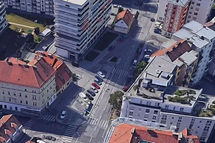 Die Ecke Wieland-, Schießstatt- und Schönaugasse ist derzeit ein Parkplatz. Der grüne Bezirksrat Gerald Kuhn wünscht sich dort Bäume.