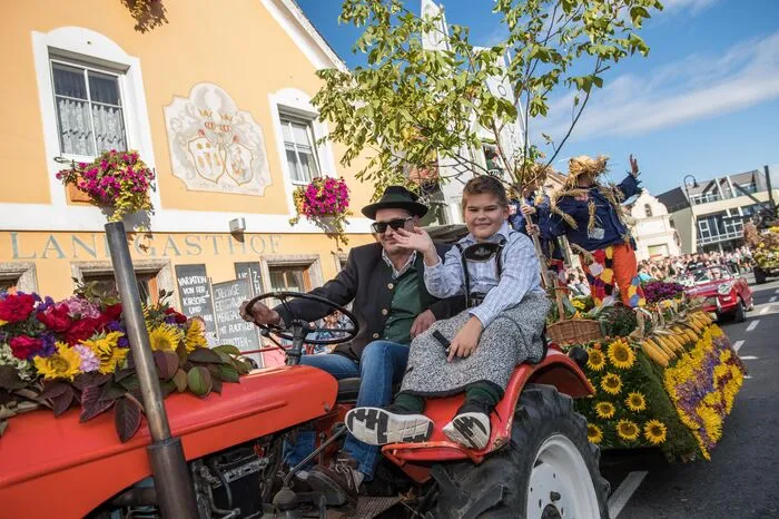 Im Zentrum stand wieder der Brauchtumsumzug der Winzer am Sonntag mit festlich geschmückten Wägen.