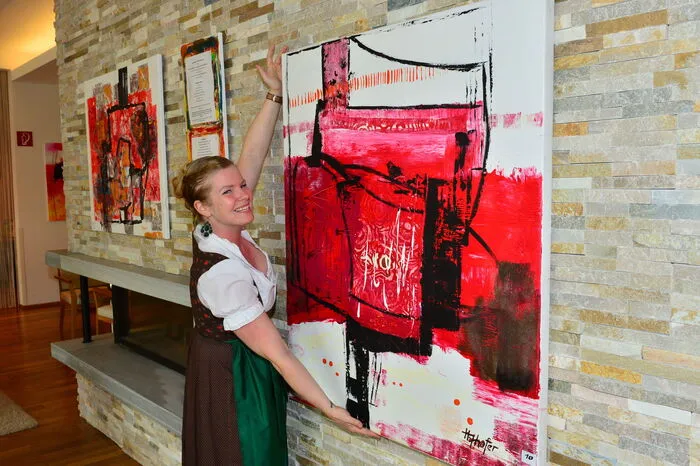 Am 6. Juni wurde zur Eröffnung der Ausstellung "Mit dem Pinsel in die Seele eintauchen" geladen.