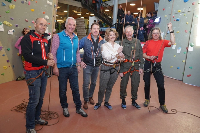 Die Initiatoren für das Benefizkletterns zugunsten von "Kärntner in Not", die Hilfsaktion der Kleinen Zeitung, waren Bürgermeister Erwin Angerer (Dritter von links) und Helmut Fürstauer, Geschäftsführer der Kletterhalle (Zweiter von links). Die langjährigen Bergretter der Ortsstelle Kolbnitz, Daniel Wernitznig (links) und Johannes Schittenkopf (rechts). Sie sicherten Bataillonskommandant Rudolf Kury und Kleine-Zeitung-Redakteurin Martina Pirker.  