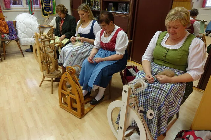 Gemeinsam wird nicht nur gesponnen, sondern auch gehäkelt, geklöppelt, gewebt oder gestrickt.