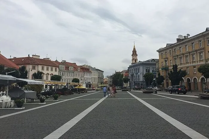 Der Rathausplatz (Rotušės aikštė). Tagsüber ist er mit Menschen gefüllt, und es gibt viele Cafés.