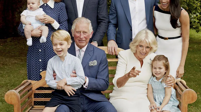 Ein entzückendes Familienbild zum 70er von Prinz Charles. Harry und Meghan, William und Kate (inklusive George, Charlotte und Louis) sowie Charles und Camilla. Ein Blick zurück auf das Leben des ewigen Prinzen Charles..