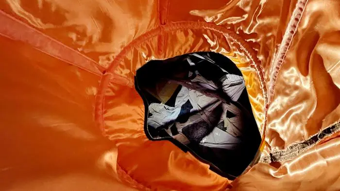 Videos und Projektionen führen durch Schichten hindurch